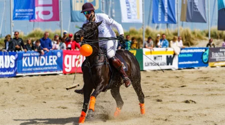 Erstklassige Moderation für das Premium-Event Beach Polo in Kühlungsborn mit tollem Sport